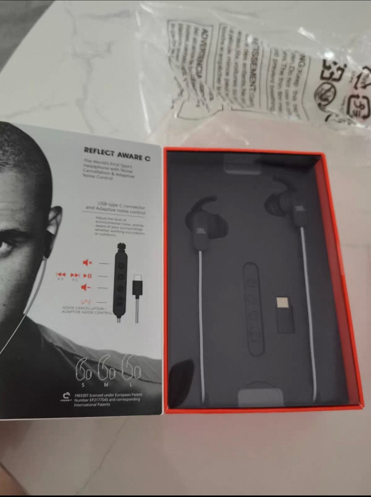 JBL REFLECT AWARE C 包装内盒与耳机配件