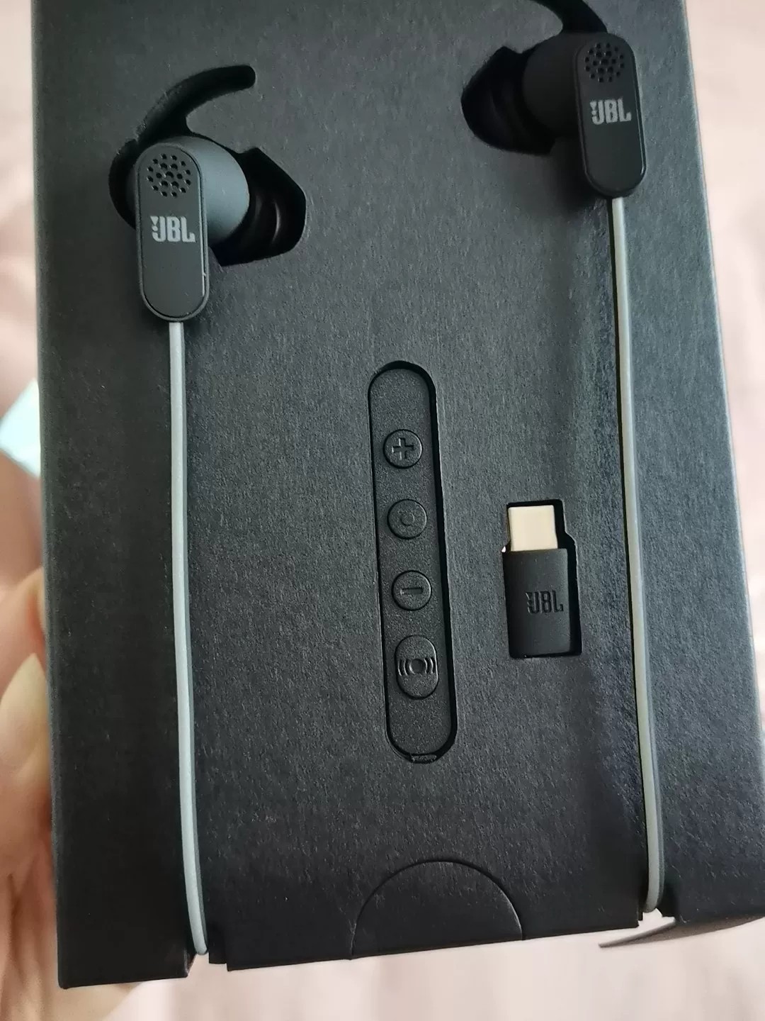 JBL REFLECT AWARE C 耳机本体与 USB Type-C 接头